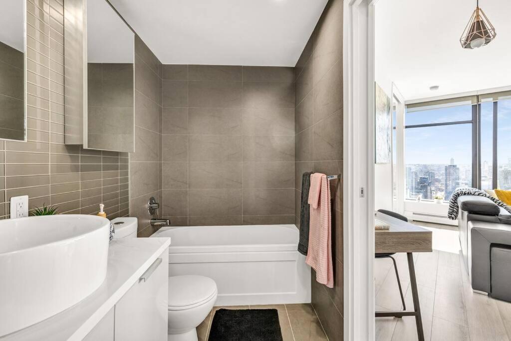 Central Luxury Apartment With Best City Views! فانكوفر المظهر الخارجي الصورة